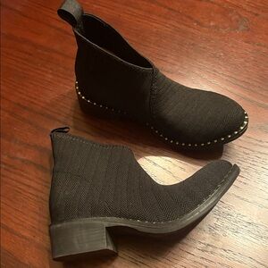 CHARLESTON SHOE CO. Black Textured Ankle Booties Barcelona Boot Core size 6